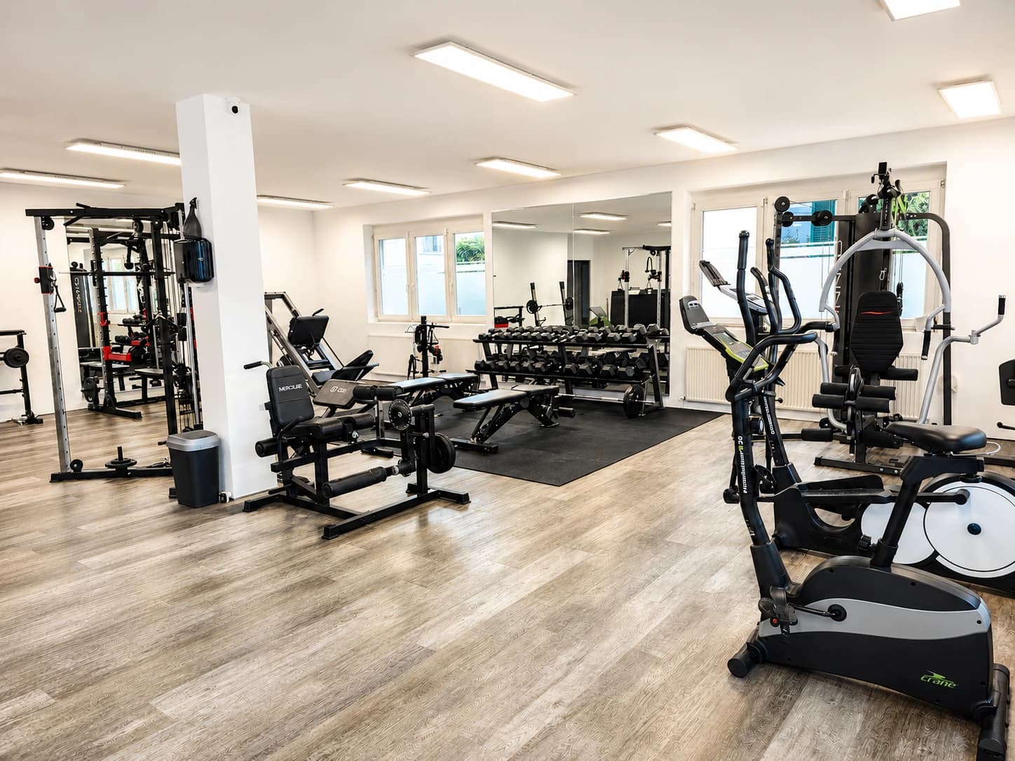 Trainingsfläche von ActiveFIT Hard mit Kraft- und Ausdauergeräten im warmen Licht